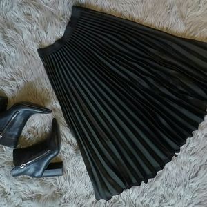 NWOT H&M Accordion Midi Skirt